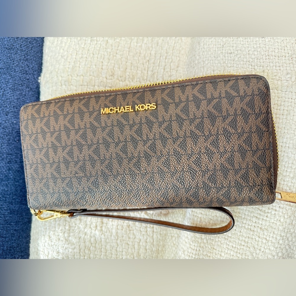 Michael Kors Jet Set Travel Large Logo Quarter-Zip Wallet